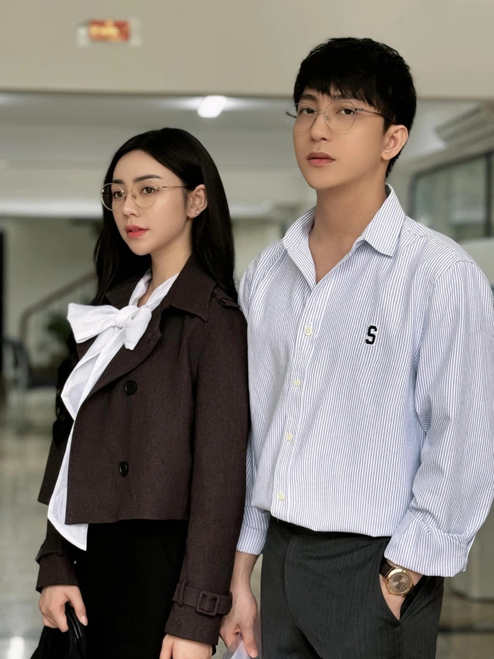 Nói về mẫu thuẫn với bảo vệ, B Trần cho hay studio mà anh quay hình nằm trong khuôn viên có nhiều công ty khác thuê cùng. Cổng ra vào khuôn viên mở hoàn toàn và khi anh chạy xe vào, không có bảo vệ cảnh báo nam diễn viên. Vì thế, anh đã đỗ nhầm ở khu vực xe thuê theo tháng. Sau khi tôi lái xe vào một bãi đỗ trong khu, một bác bảo vệ đi ra đập mạnh vào xe tôi và có những lời lẽ không hay, mắng tôi vì đỗ sai chỗ và không quan sát xung quanh. Tôi đã rất lịch sự, xin lỗi nhẹ nhàng và hỏi bác chỗ để xe ở đâu hợp lý nhưng bác bảo vệ vẫn liên tục có những lời lẽ khó nghe nên sau đấy mới xảy ra sự việc trên". 
B Trần không thoải mái khi clip lan truyền trên mạng không đầy đủ diễn biến và chỉ đăng tải một đoạn anh to tiếng với người đối diện. Với anh, câu chuyện cũng không quá nghiêm trọng và anh đã nhận được lời xin lỗi. (Nguồn: Dân Trí)