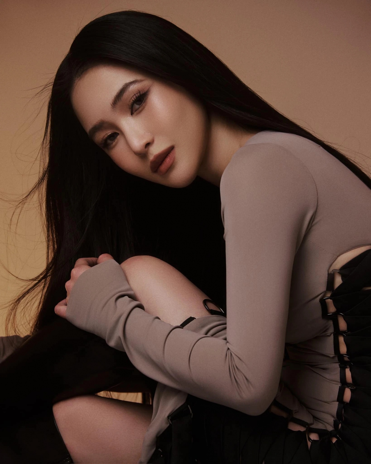 Theo thông báo đăng tải trên Fanpage có 1,9 triệu người theo dõi, Hương Tràm xin lỗi gia đình em bé sinh đôi mà cô đã chụp ảnh, vô tình khiến họ bị kéo vào câu chuyện “bôi nhọ sự thật về đời tư Hương Tràm”. Đồng thời Hương Tràm và phía công ty sẽ có động thái pháp lý mạnh mẽ với những thông tin sai sự thật.
“Một số thông tin sai sự thật đang bị lan truyền và bôi nhọ hình ảnh của Hương Tràm đã gây ảnh hưởng không ít đến công việc của nữ ca sĩ. Hương Tràm cũng gửi lời xin lỗi đến gia đình của em bé sinh đôi mà cô đã chụp ảnh, vô tình bị lôi vào câu chuyện ‘bôi nhọ sai sự thật về đời tư Hương Tràm’. Phía công ty và Hương Tràm sẽ thực hiện hành động pháp lý mạnh mẽ để đối phó với những thông tin sai sự thật nhắm vào cô trên các trang thông tin, mạng xã hội. Chúng tôi đang tiến hành thu thập thêm chứng cứ về các hành vi bôi nhọ và phỉ báng Hương Tràm”, phía công ty quản lý thông báo. (Nguồn: Tiền Phong)