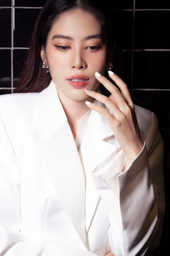Trưa 28/4, Nam Em lên tiếng xin lỗi khán giả và mong muốn có cuộc sống bình yên sau ồn ào. “Thời gian qua, chúng ta đã rất căng thẳng và có khi kiệt sức vì những năng lượng độc hại. Là một người nổi tiếng, tôi xin chịu trách nhiệm toàn bộ những gì tôi đã nói và đã làm. Tôi cũng hy vọng câu chuyện này kết thúc tại đây. Và cũng xin gửi lời xin lỗi đến các bạn”, Nam Em viết. Cũng trong bài đăng của mình, Nam Em xin khán giả buông tha để có thể sống cuộc đời bình yên.
“Tôi hy vọng sau ngày hôm nay các bạn tha cho tôi một con đường sống. Cho tôi và anh Cường (bạn trai Nam Em) được sống một cuộc sống bình yên. Không bạo lực, không chiến tranh ngôn từ. Và cũng xin các bạn tha cho những người đang yêu thương tôi. Một lần nữa tôi chân thành xin lỗi và biết ơn”, Nam Em nhấn mạnh. (Nguồn: Tiền Phong)