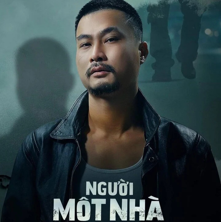 Trước câu hỏi có sợ bản thân “đi vào lối mòn” vì thường xuyên xuất hiện cùng một dạng vai "bặm trợn" hay không, Duy Hưng chia sẻ: “Bản thân tôi không cho rằng việc đóng nhiều vai có tính cách giống nhau lối mòn, bởi vì mỗi nhân vật sẽ có tính cách, cuộc sống, câu chuyện khác nhau. Việc làm sao để các nhân vật đó được khắc họa rõ nét nhất, chân thực nhất và không lẫn với nhau đòi hỏi chúng tôi phải đào sâu tư duy, dành nhiều thời gian để phân tích, cảm nhận nhân vật và tìm cách thể hiện nhân vật đó. Từ đó, mỗi vai diễn đều là một thử thách, một trải nghiệm thú vị đối với chúng tôi. Ngoại hình của tôi phù hợp với dạng vai giang hồ, bặm trợn, xù xì thì đương nhiên tôi có đóng vai soái ca, giám đốc hay công an cũng sẽ rất khó thuyết phục được khán giả. Vậy nên tôi nghĩ, điều quan trọng nhất vẫn là thực hiện tốt những vai diễn mình được giao, đem lại nhiều cảm xúc cho khán giả. Còn việc đổi mới hình ảnh, làm mới bản thân, tôi cần có cơ hội phù hợp”. (Nguồn: VTC News)