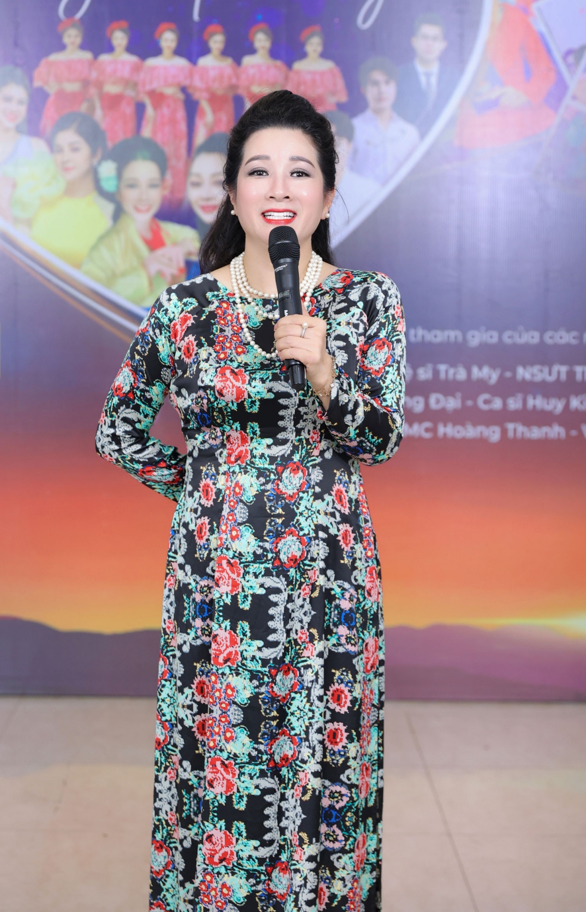 Nghệ sĩ Trà My,  Thanh Thanh Hiền, ca sĩ Yến Ngọc, Công Đại, Phan Hải Lý... vừa cùng nhau mang tiếng hát tới bệnh viện, giúp bệnh nhân và người nhà họ vượt qua nỗi đau thể xác trong chương trình 'Trao yêu thương 3'. Thanh Thanh Hiền chia sẻ, được trao yêu thương bằng lời ca tiếng hát tới các bệnh nhân là niềm vui với chị. Tại chương trình, khi được hỏi có phải đang có tình yêu đẹp với trai trẻ, Thanh Thanh Hiền cười 'giờ tôi mới nghe thông tin này'. 
''Cuộc sống có quá nhiều mệt mỏi, không phải khi giàu mới làm từ thiện mà bất cứ ai, hoàn cảnh nào cùng cần san sẻ tấm lòng mình với người khác'', Thanh Thanh Hiền bày tỏ. (Nguồn: VietNamNet)
