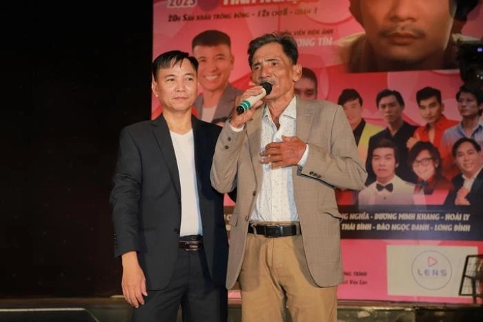 Nói về lý do khiến nhạc sĩ Tô Hiếu và khách đặt show Hải Phòng không thể liên lạc được với Thương Tín, nam diễn viên cho biết điện thoại của ông hết pin. Ông cắm sạc nhiều ngày nay rồi không để ý. Đến tối hôm qua (27/4), ông xem lại thấy điện không vào nên mới biết. Ngày 28/4, Thương Tín gọi cho nhạc sĩ Tô Hiếu để hỏi xem có show hát nào không. (Nguồn: Dân Việt)