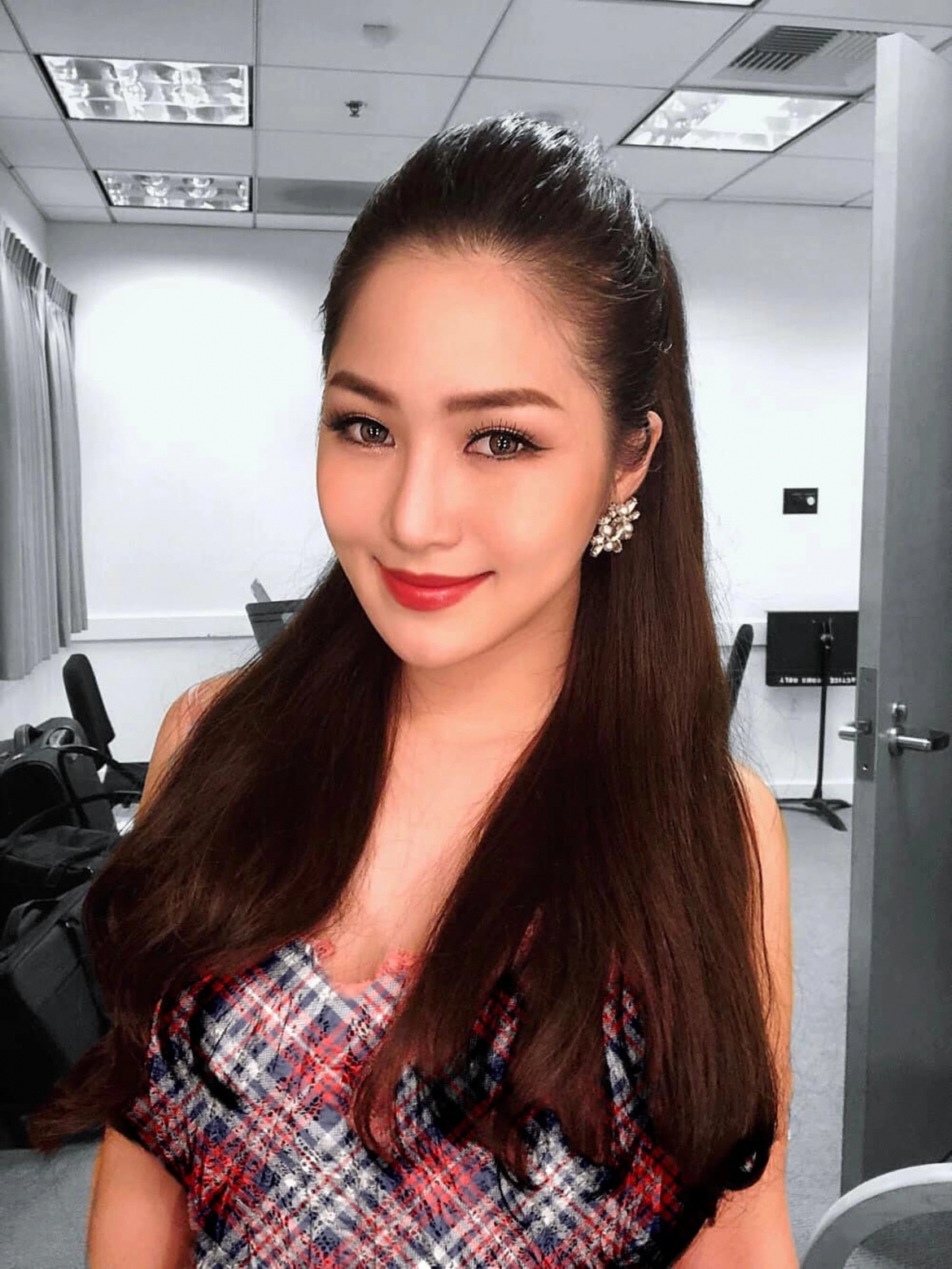 Sau 5 năm du học ở Mỹ, ca sĩ Hương Tràm cho biết tính cách, con người cô thay đổi theo hướng tích cực, trưởng thành hơn. Dù có một số thay đổi, cô hạnh phúc vì được sống là chính mình. Hương Tràm cho biết cô háo hức với các dự định sắp tới. Trong tháng 5, nữ ca sĩ sẽ có show diễn ở Hà Nội. Cô cũng biểu diễn ở một đêm nhạc tại TP Đà Lạt (Lâm Đồng) vào 18/5. 
Khi khán giả bày tỏ sự tiếc nuối về việc Hương Tràm đi du học lúc ở đỉnh cao sự nghiệp, ca sĩ đáp lại trong một buổi livestream: "Tôi chưa bao giờ nghĩ mình ở đỉnh cao. Với tôi, được ca hát, cống hiến những gì mình cho là đẹp nhất trong nghệ thuật tới khán giả là may mắn và hạnh phúc rồi". (Nguồn: Dân Trí)