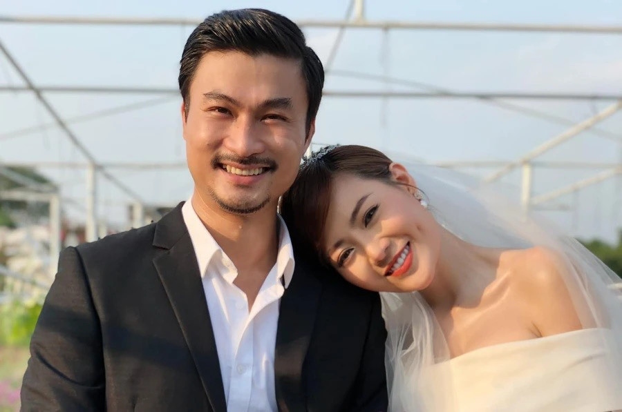 Phim "Người một nhà" của đạo diễn Trịnh Lê Phong xoay quanh cuộc sống của hai anh em Trí (Duy Hưng) và Tuệ (Tuấn Tú), với tính cách và hoàn cảnh sống trái ngược nhau. Bộ phim đã đóng máy và phát sóng được nửa hành trình. Diễn viên Duy Hưng chia sẻ cảm xúc lẫn lộn vui, buồn bâng khuâng khi kết thúc hành trình với bộ phim. Diễn viên Thanh Hương cũng bày tỏ tiếc nuối khi phim đóng máy bằng dòng trạng thái: "Một hành trình nữa lại vừa đi qua". Nữ diễn viên làm thơ về bộ phim: "Chúng tôi là Người một nhà/Yêu từ vai diễn, yêu ra cuộc đời/Cảm ơn khán giả tuyệt vời/Đón xem chăm chú, không rời nửa giây...". (Nguồn: Tiền Phong)