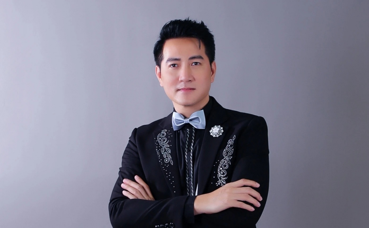 Nhìn lại chặng đường hơn hai thập niên cống hiến cho âm nhạc, ca sĩ Nguyễn Phi Hùng cho biết bản thân chưa từng mất lửa nghề mà luôn cảm thấy háo hức. “23 năm trôi qua nhẹ nhàng, tôi cảm thấy bản thân luôn là người mới. Vì chân trời nghệ thuật ngày càng rộng mở nên tôi còn phải nỗ lực, cố gắng nhiều hơn. Nghệ thuật mang lại cho tôi sự trẻ trung, tươi mới và sự cầu tiến, đó là điều mà tôi luôn thấy hạnh phúc hơn mỗi ngày”. (Nguồn: Thanh Niên)