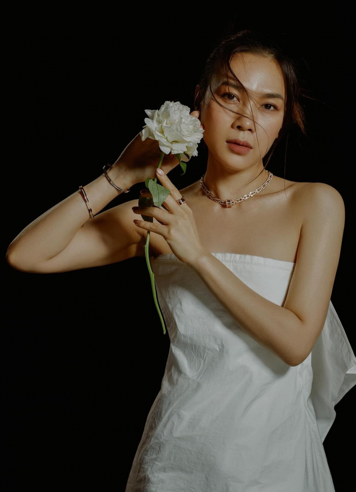 Trên trang cá nhân, ca sĩ Mỹ Tâm đăng bộ ảnh mới với phong cách trang điểm nhẹ nhàng toát lên vẻ xinh đẹp, dịu dàng. ‘Hoạ mi tóc nâu’ chọn đầm trắng dáng dài, cúp ngực, chất liệu mềm mại, bay bổng. Nữ ca sĩ sinh năm 1981 khéo léo kết hợp phụ kiện như nhẫn, vòng cổ, vòng tay... để tạo điểm nhấn cho vẻ ngoài 'không tuổi' của mình. Với kiểu tóc búi cao gọn gàng, phụ kiện sang trọng, Mỹ Tâm chọn thêm chiếc đầm cổ yếm, dáng suông dài không kém phần trang nhã, tôn vẻ đẹp 'nàng thơ'. Cô cho biết toàn bộ trang phục đều do ê-kíp riêng lên ý tưởng và thực hiện. Ở tuổi 43, Mỹ Tâm giữ sự tươi trẻ nhờ ngủ đủ giấc, không ăn đồ ngọt, luyện vũ đạo và luôn lạc quan. (Nguồn: VietNamNet)