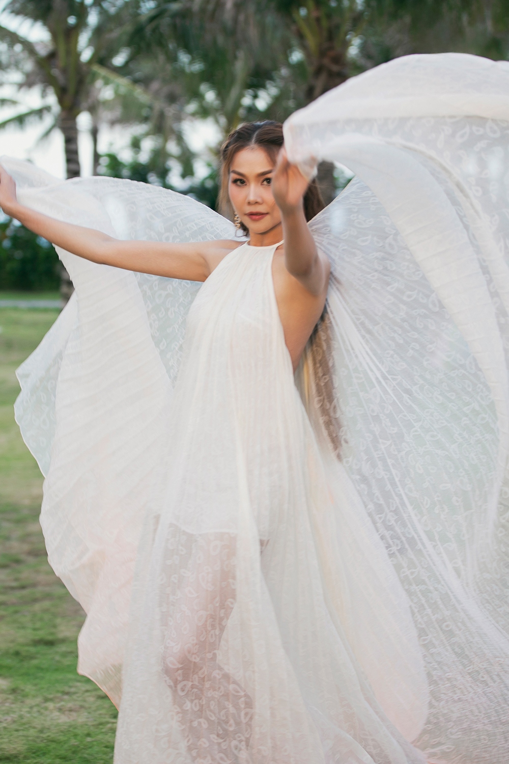 Thanh Hằng được khen trông cuốn hút, đầy năng lượng mỗi lần lên sàn diễn. Bộ trang phục với phần tà dài quét đất không làm khó được siêu mẫu. Cô thoải mái thể hiện các cú xoay người, tung váy đầy ấn tượng.