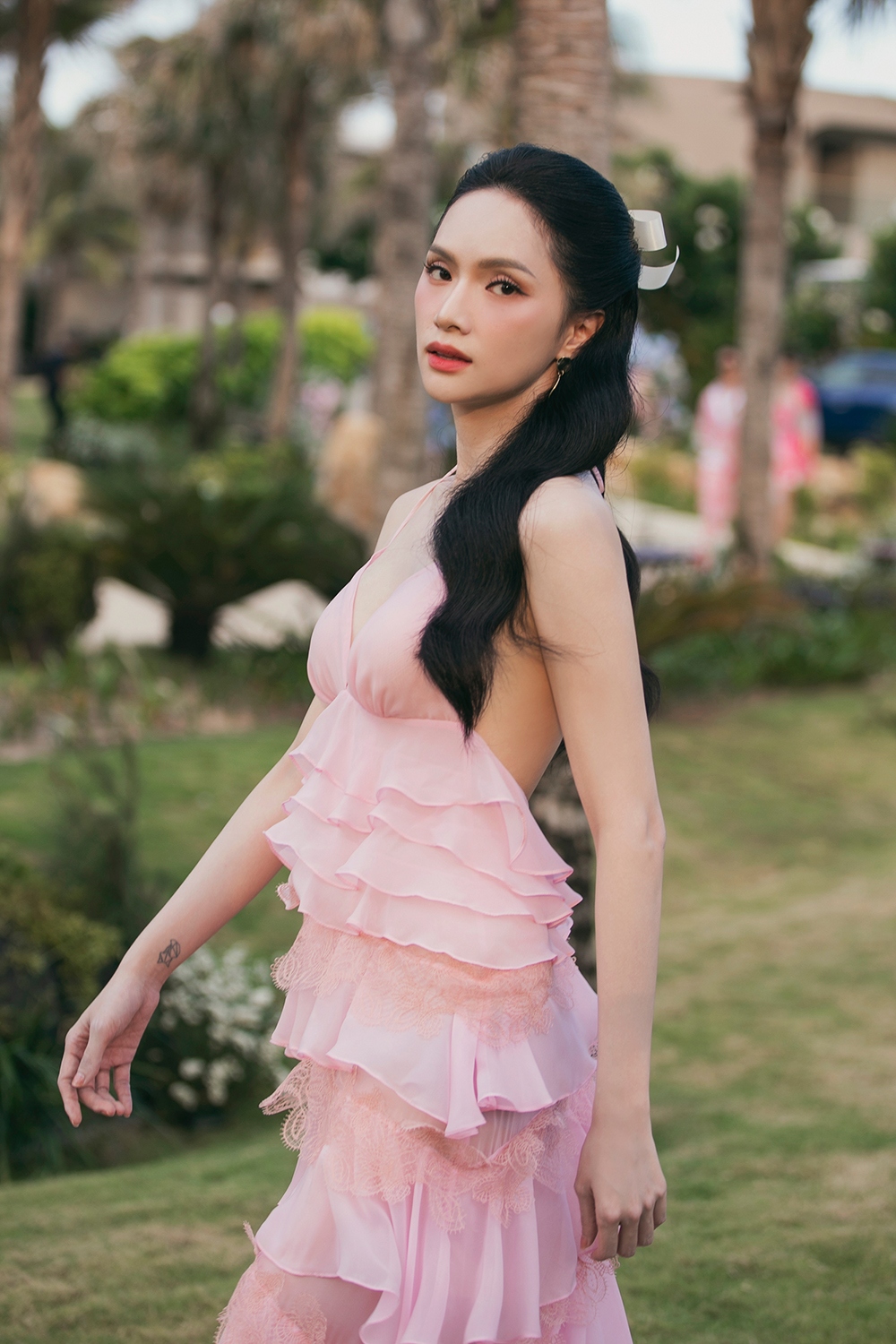 Trang phục hở trọn lưng trần, kiểu dáng điệu đà khiến Hương Giang thu hút mọi sự chú ý.