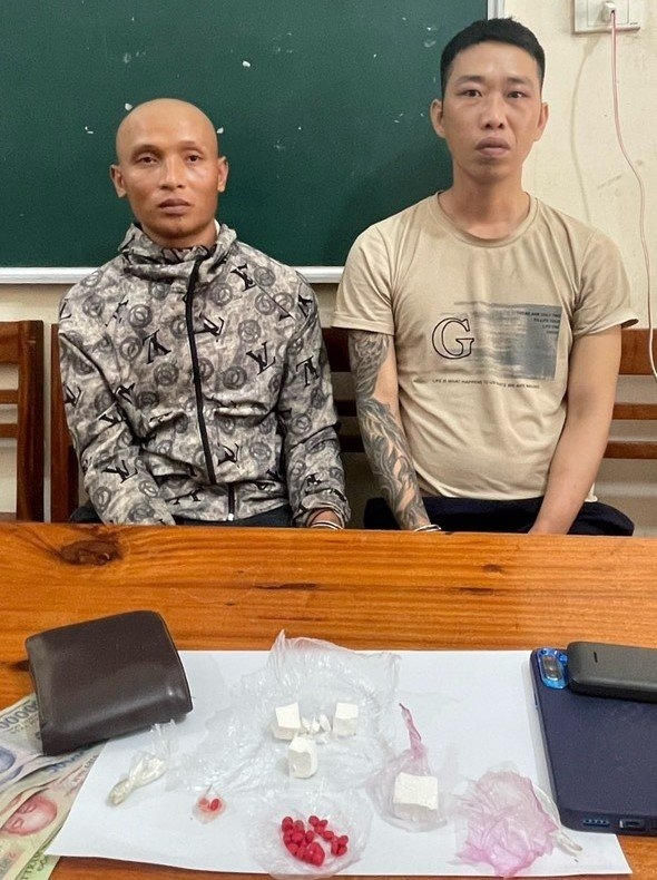 2 đối tượng Kha Văn Quyết, Nguyễn Bá Sinh cùng tang vật tại cơ quan Công an.