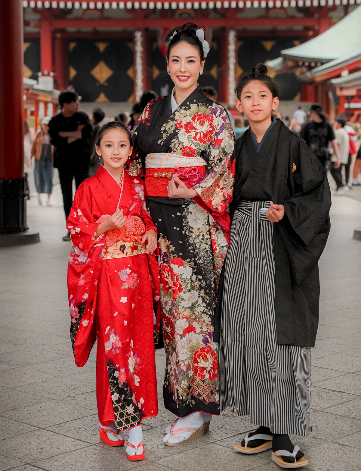 Hoa hậu Hà Kiều Anh lần đầu cùng hai con mặc kimono dạo chơi, chụp ảnh trong chuyến du lịch Nhật Bản.