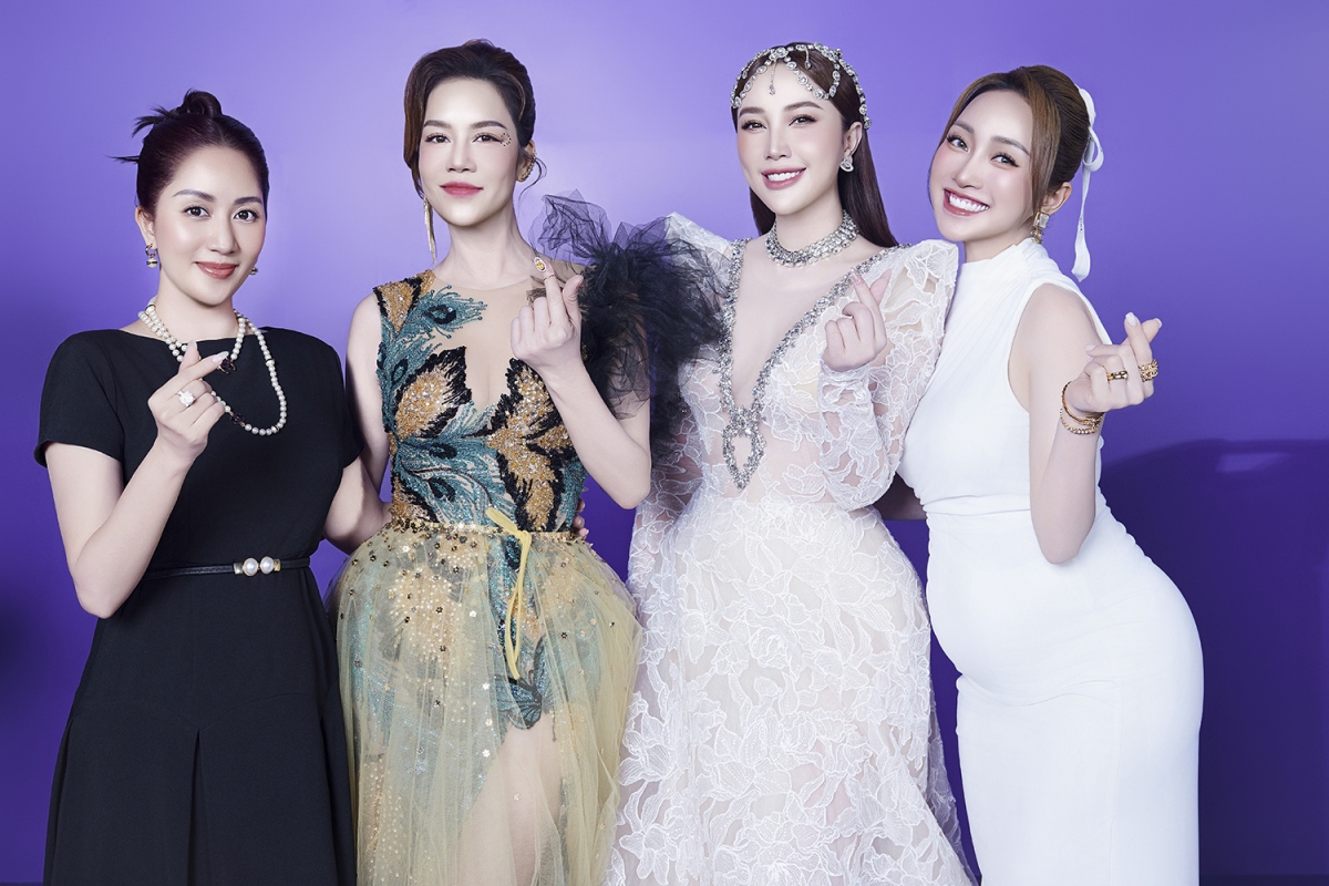 Khi chung khung hình, ca sĩ Thu Phương, Bảo Thy, Khánh Thi cùng Lý Thuỳ Chang đã có màn đụng độ về nhan sắc. Ai cũng ghi điểm vì trang phục lộng lẫy, xuất hiện tươi tắn và rạng rỡ.