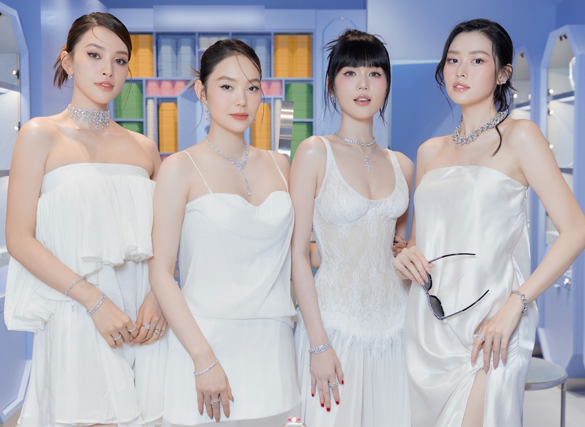 Ngọc Trinh (thứ hai từ phải qua) diện thiết kế bó ngực, mỏng xuyên thấu, hội ngộ dàn mỹ nhân showbiz (từ trái qua) gồm Tiểu Vy, Minh Hằng, Tường San ở một sự kiện.