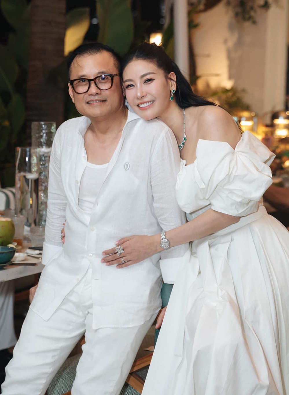 Hà Kiều Anh rạng rỡ bên chồng đại gia trong buổi tiệc tổ chức ở một nhà hàng tại TP HCM. Doanh nhân Huỳnh Trung Nam năm nay 60 tuổi, được nhiều người khen vẫn trẻ trung, phong độ như thanh niên.