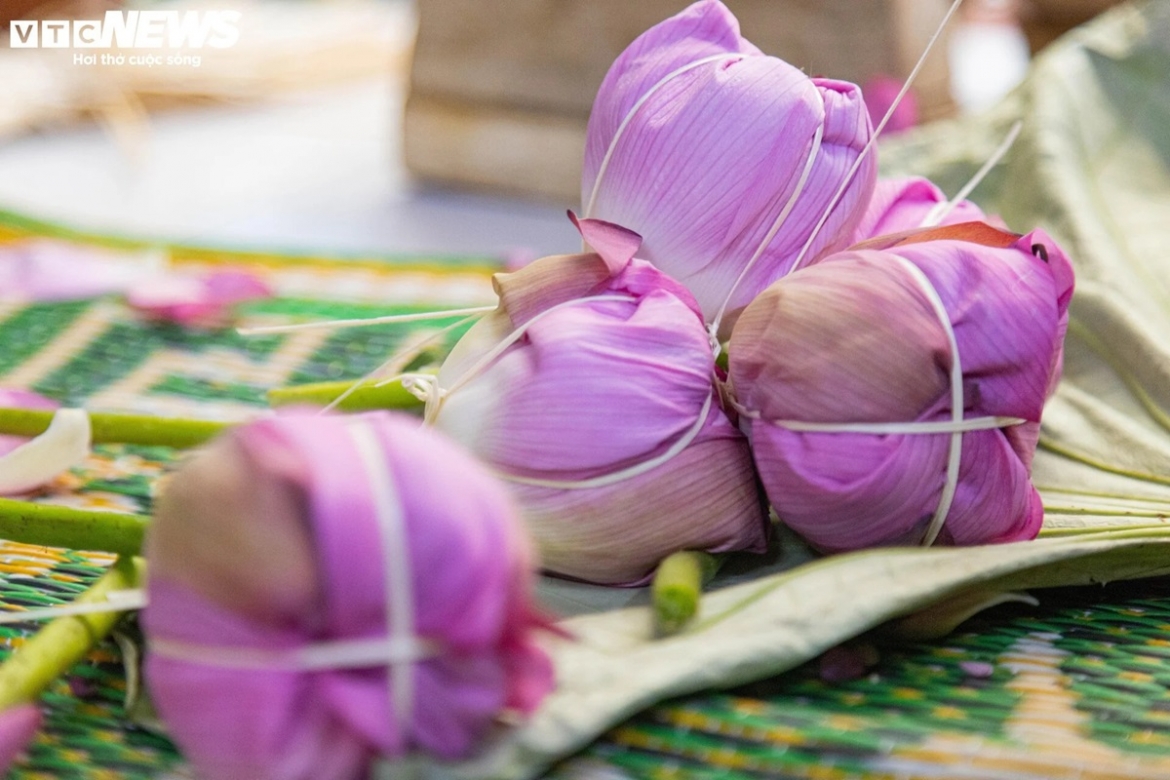 Tuy không thể thơm bằng hương vị của trà sen truyền thống nhưng trà sen ướp xổi cũng vẫn giúp người dùng cảm nhận được vị tươi mát của sen Hồ Tây.