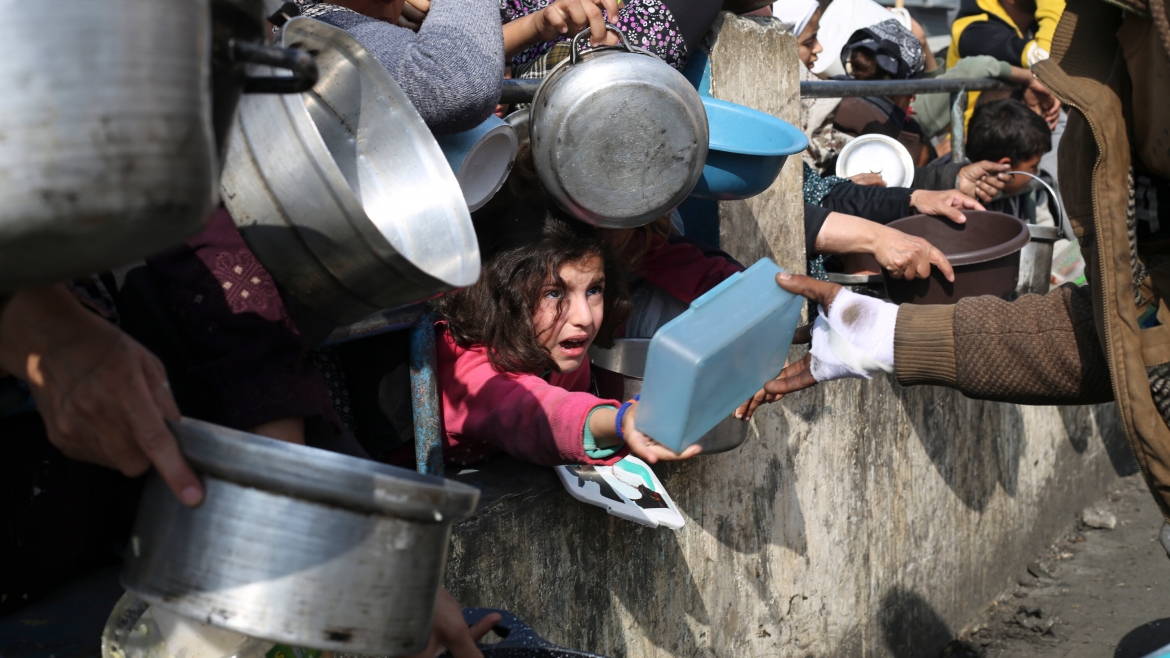Người dân nhận viện trợ ở Dải Gaza. Ảnh: Reuters