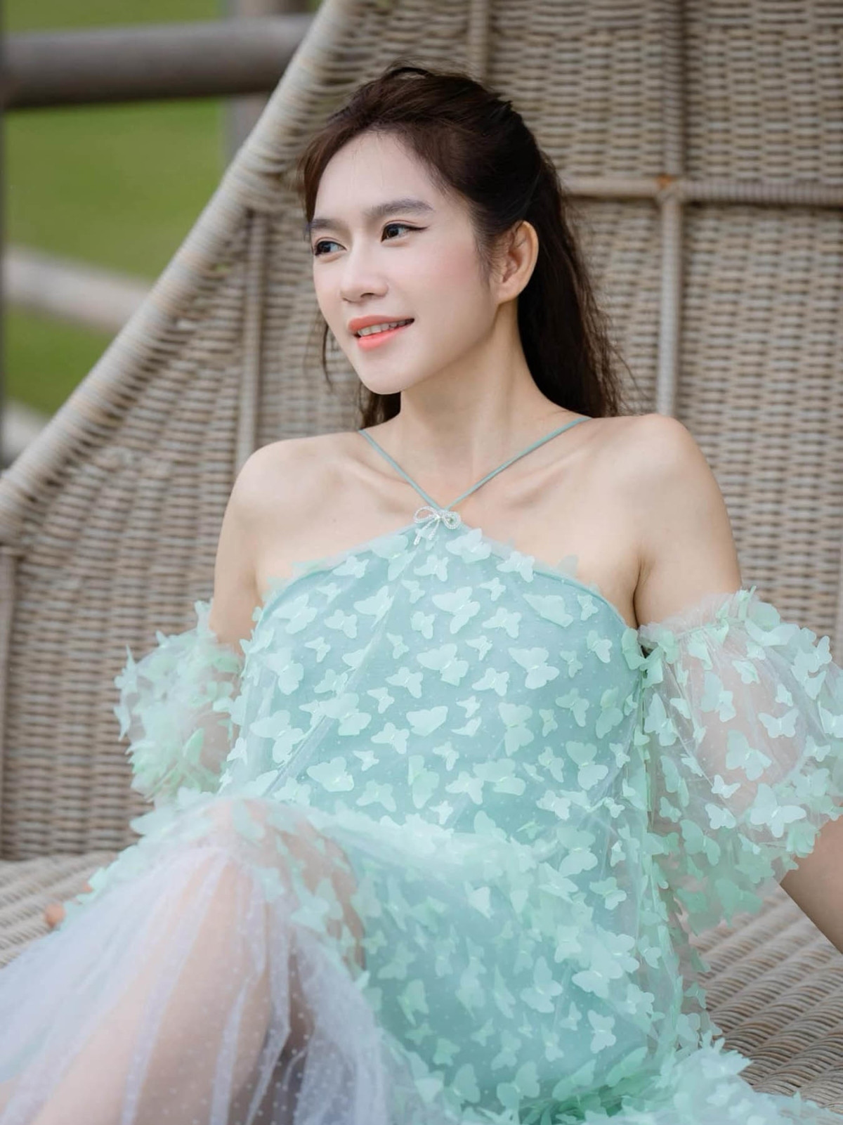 Nhà sản xuất Minh Hà - vợ đạo diễn Lý Hải - khoe sắc vóc khi nghỉ dưỡng tại Hội An.