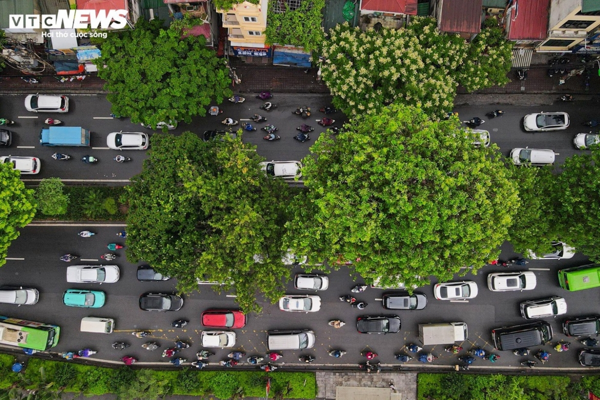Đoạn đường Láng 3,8 km từ Ngã Tư Sở đến Cầu Giấy sẽ được đầu tư mở rộng cả dưới thấp và làm đường trên cao, nối dài tuyến đường trên cao Vĩnh Tuy - Ngã Tư Sở đang được khai thác. Với đoạn đường Láng dưới thấp đang có mặt cắt mỗi chiều 10,5m, sẽ mở rộng gấp đôi hiện tại lên đến 53,5m, vận tốc thiết kế 80km/h và là trục chính đô thị, với tổng mức đầu tư dự kiến 17.241 tỷ đồng, tương tự đoạn đường trên cao với mức đầu tư dự kiến hơn 3.800 tỷ đồng, như vậy mỗi mét đường Láng mở rộng có giá gần 4,54 tỷ đồng. Nếu đề xuất được thông qua, đường Láng sẽ trở thành con đường "đắt nhất hành tinh" ở Hà Nội.