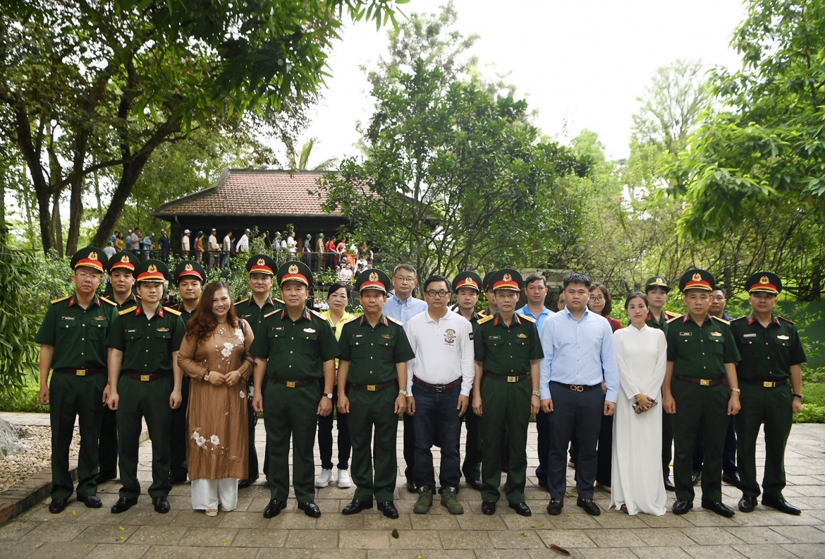 Ban tổ chức Cuộc đua xe đạp “Về Điện Biên Phủ - 2024, Cúp Báo Quân đội nhân dân” trước Nhà 67.