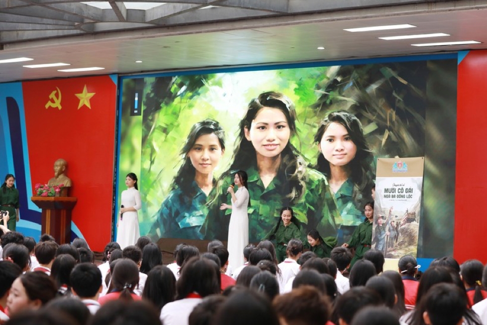 Học sinh giới thiệu cuốn sách hay tại ngày hội
