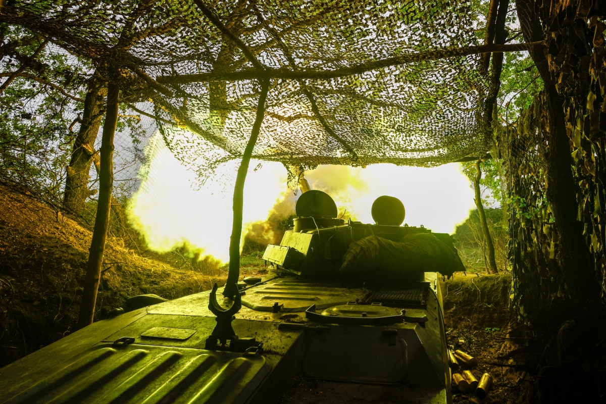 Ukraine khai hỏa pháo tự hành về phía các vị trí của Nga ở ngoại ô Kupiansk. Ảnh: Reuters