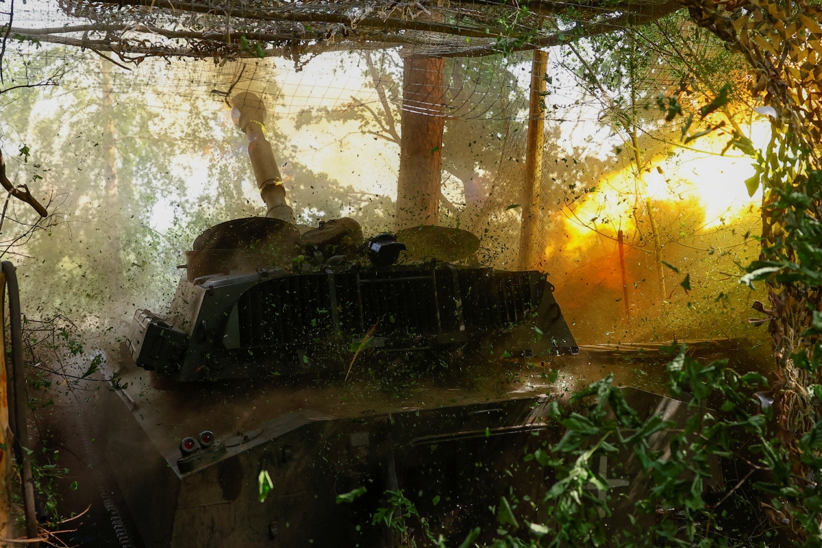 Quân đội Ukraine khai hỏa lựu pháo tự hành về phía Nga trên tiền tuyến ở Kharkiv. Ảnh: Reuters