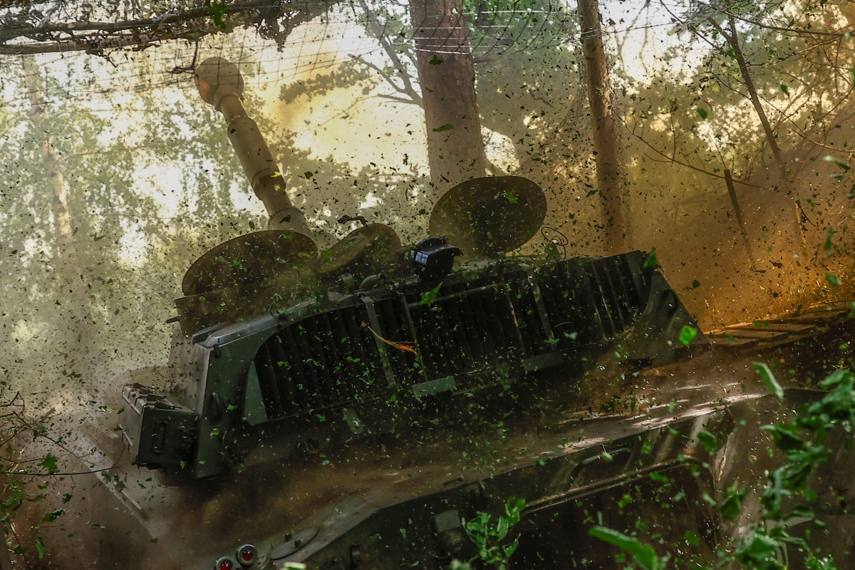 Quân đội Ukraine khai hỏa lựu pháo tự hành về phía quân đội Nga ở khu vực Kharkov. Ảnh: Reuters