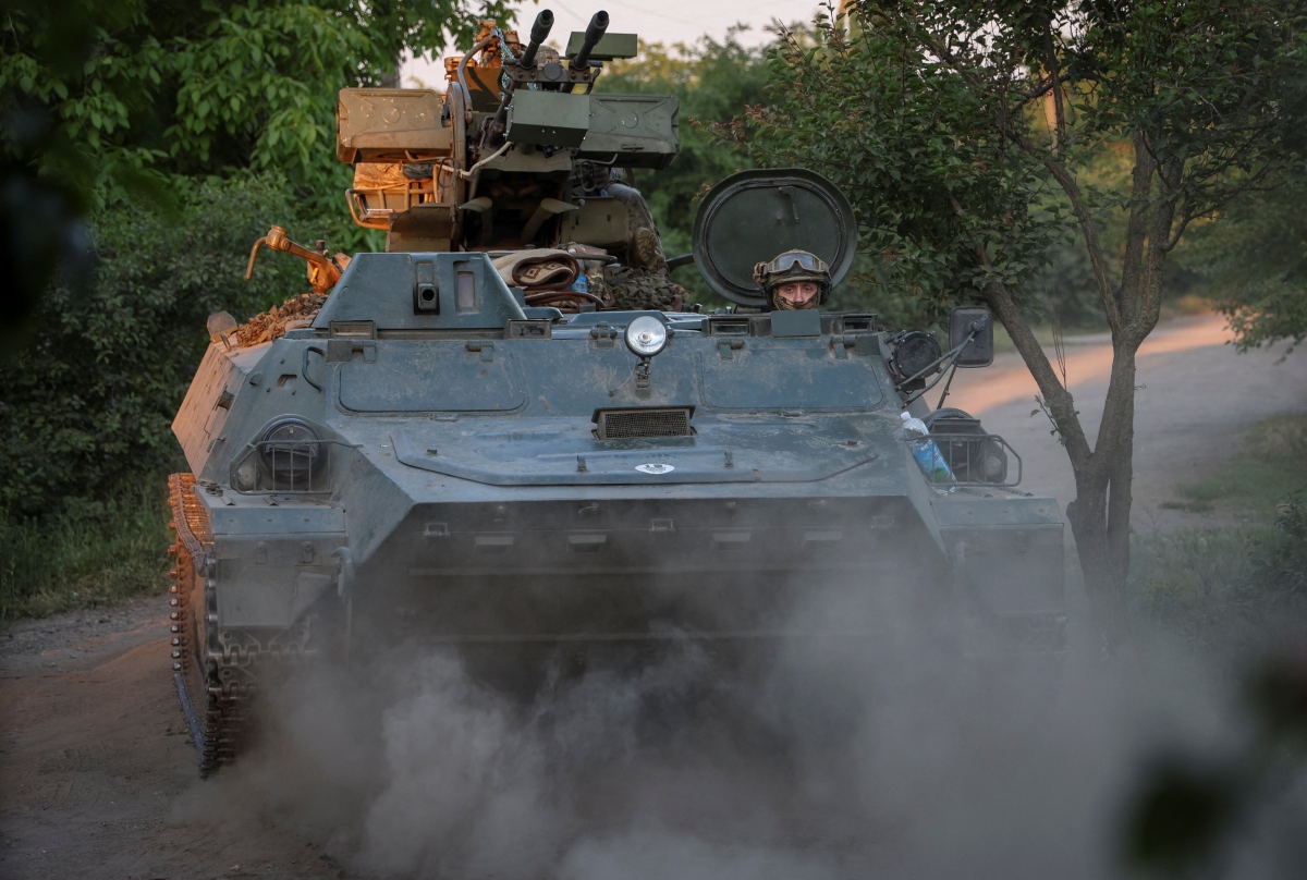 Binh lính Ukraine thuộc đơn vị phòng không của Lữ đoàn Cơ giới 93 lái một phương tiện chở quân nhân bọc thép ở tiền tuyến gần Bakhmut. Ảnh: Reuters