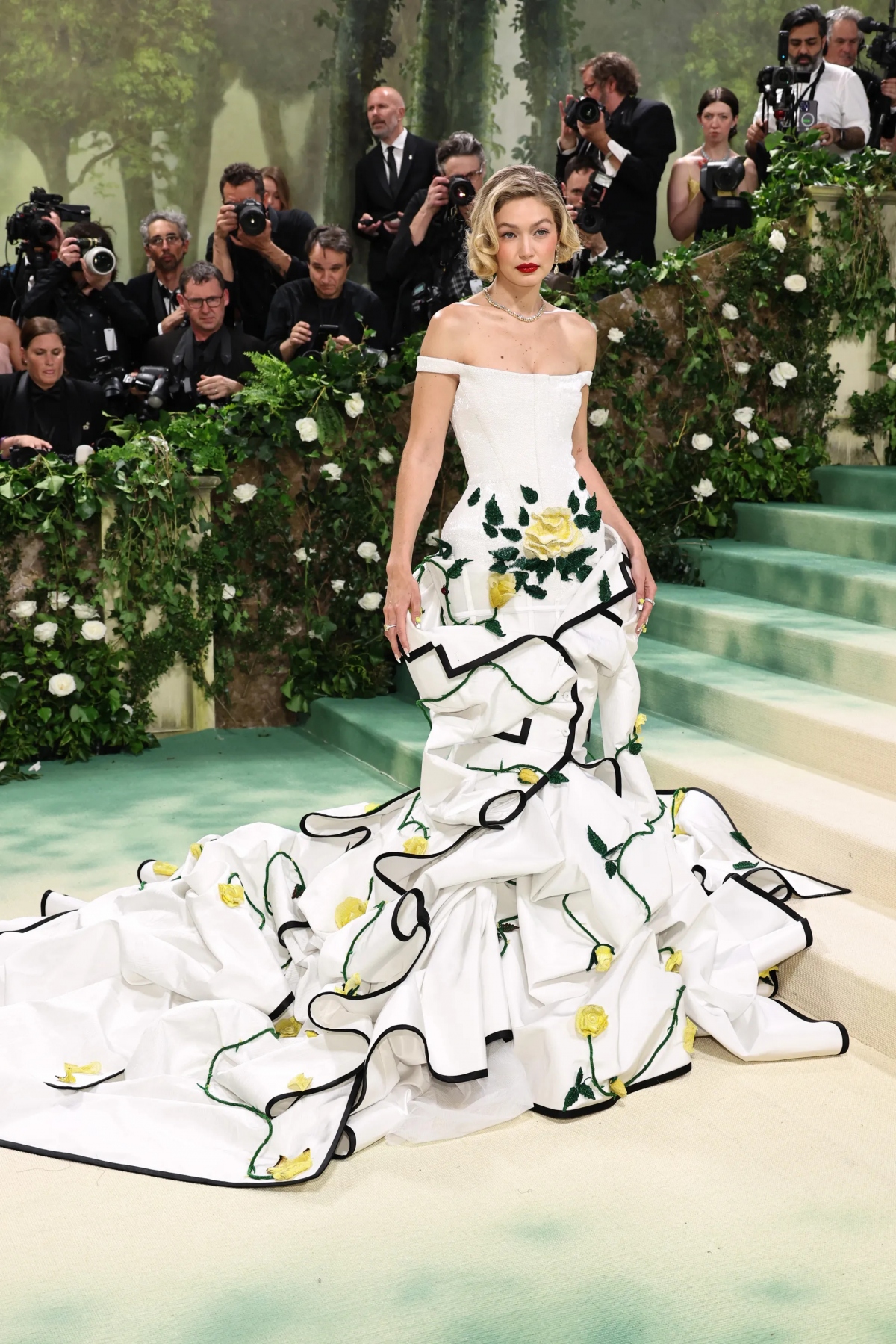 Gigi Hadid lộng lẫy như một đóa hoa khi diện váy Thom Browne.