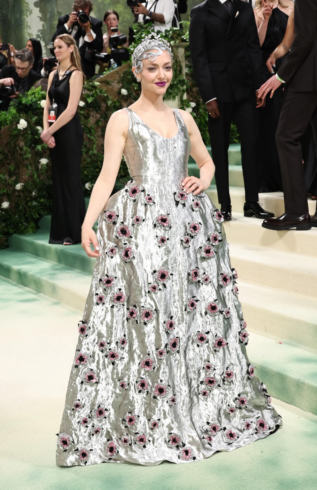 Amanda Seyfried tỏa sáng với đầm Prada.