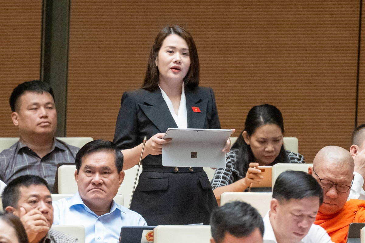 Đại biểu Quốc hội thảo luận trên nghị trường Diên Hồng