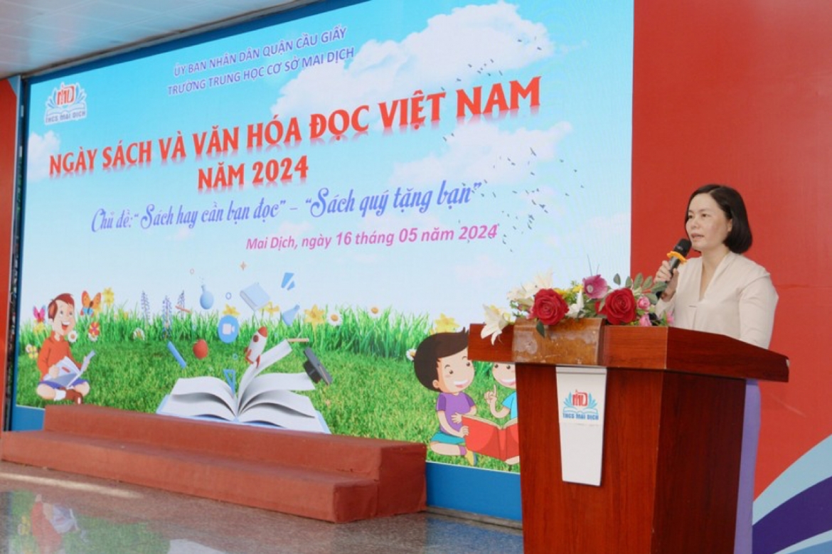 Cô Nguyễn Thị Thanh Hà - Phó Hiệu trưởng trường THCS Mai Dịch phát biểu tại ngày hội