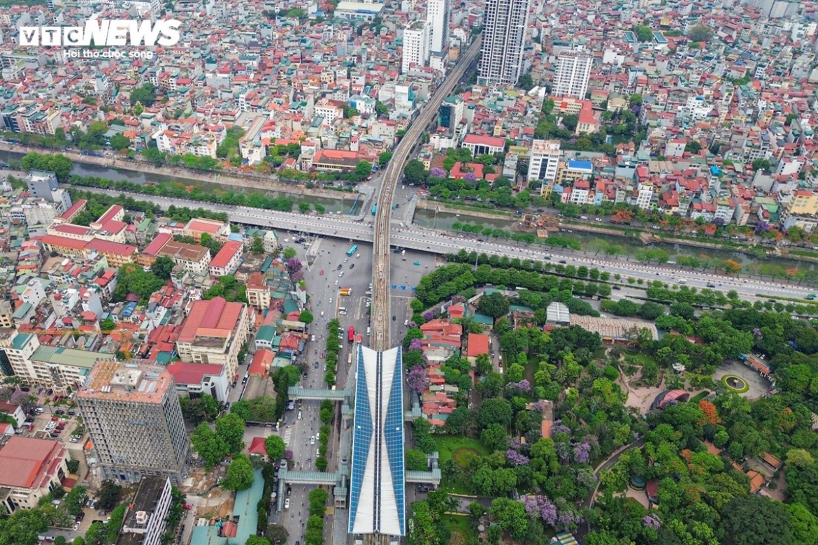 Trung bình mỗi mét đường trên tuyến Hoàng Cầu - Voi Phục có tổng chi phí hơn 3,5 tỷ đồng, cao gấp 3 lần đường Kim Liên - Ô Chợ Dừa (hơn 1,1 tỷ đồng/m) và gấp 2 lần tuyến Ô Chợ Dừa - Hoàng Cầu (1,4 tỷ đồng/m).