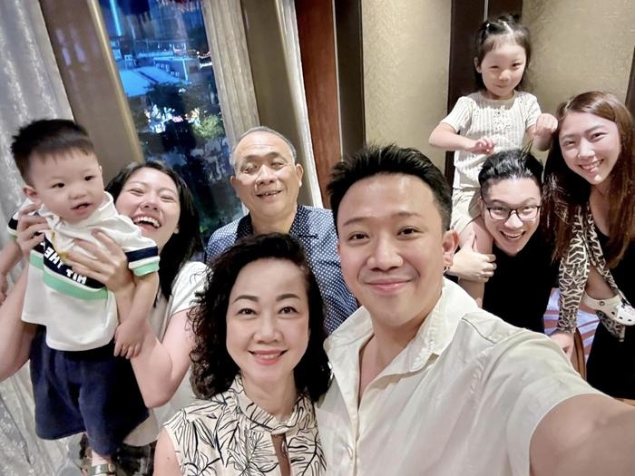 Trấn Thành khoe ảnh đi chơi với mẹ ruột và các thành viên trong gia đình, Hari Won lại bất ngờ vắng mặt. Chuyện là, hiện bà xã của Trấn Thành đang ở Hàn Quốc bận việc cá nhân nên đành lỡ dịp đoàn viên với bố mẹ chồng.