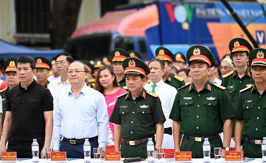 Các đại biểu tham dự lễ khai mạc