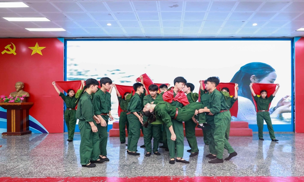 Học sinh giới thiệu cuốn sách "chuyện kể về Mười cô gái Ngã ba Đồng Lộc" đầy xúc động