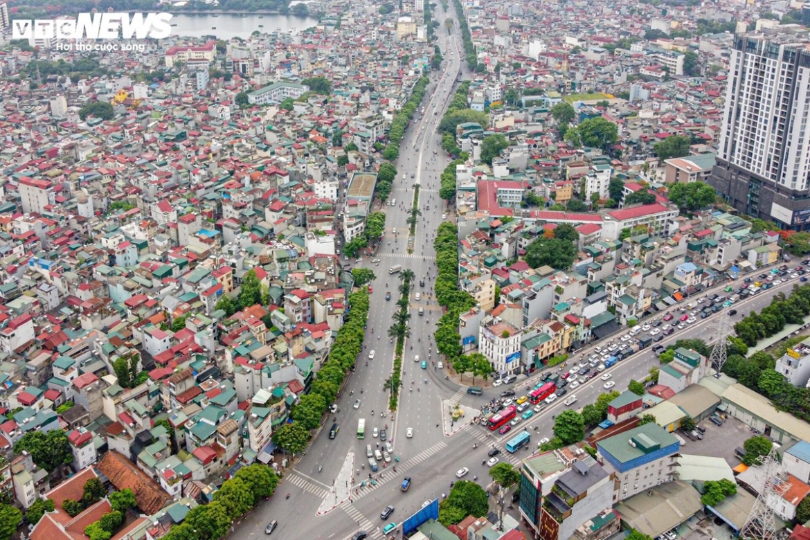 Nằm trong hệ thống vành đai 1 của Thủ đô, tuyến đường Trần Khát Chân, đoạn từ Ô Đống Mác đến Nguyễn Khoái dài 570m, cũng có chi phí xây dựng đắt đỏ không kém.