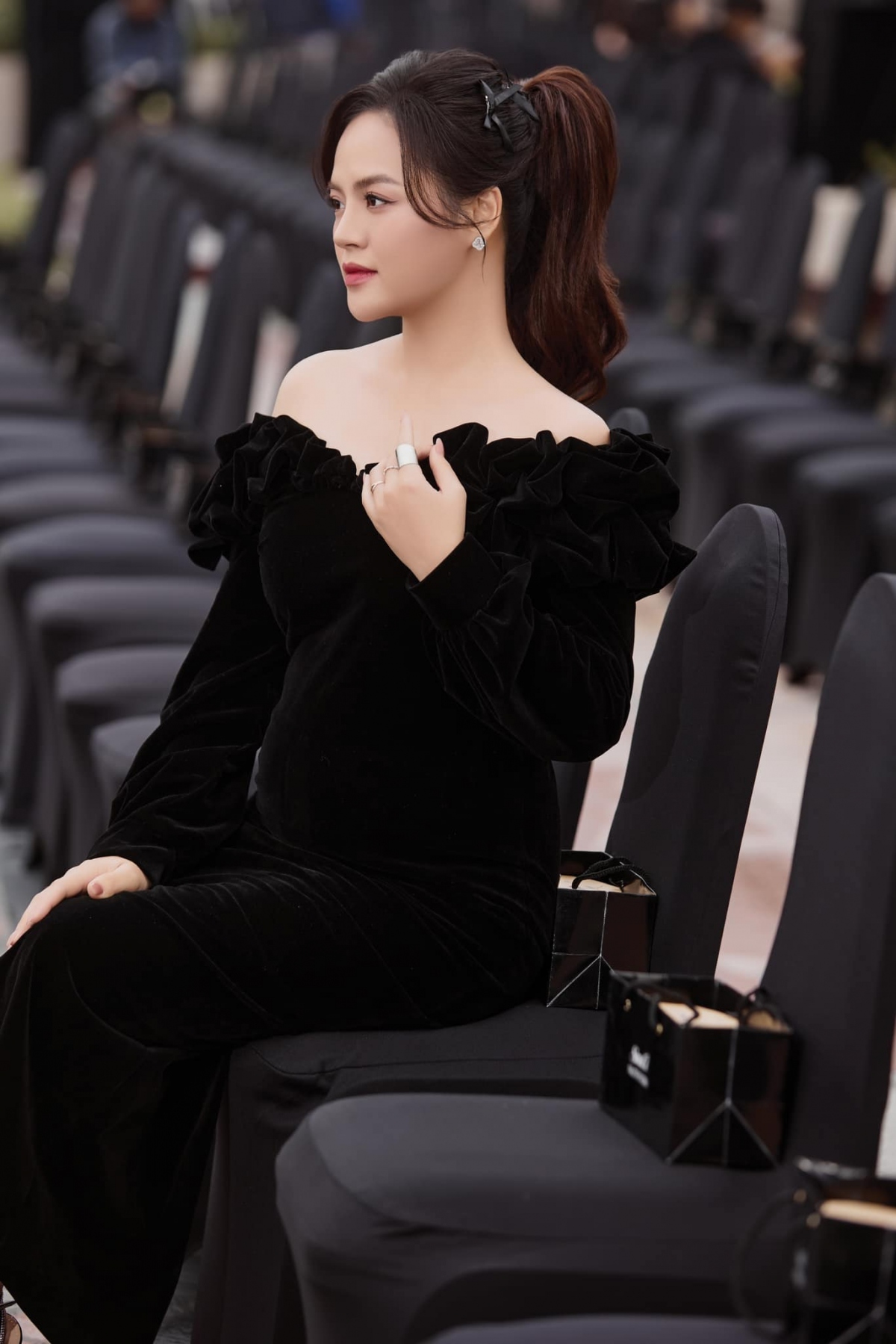 Thu Quỳnh nói con trai cô luôn ước có em, dù bé là trai hay gái, gia đình đều hạnh phúc. Nữ diễn viên mong có thai kỳ khỏe mạnh, em bé chào đời thuận lợi.