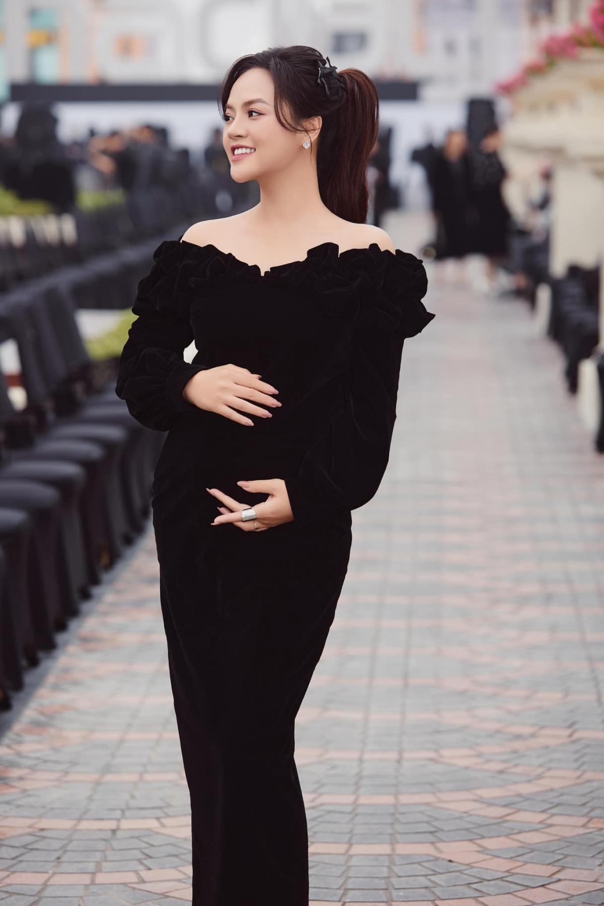 Thời điểm thông báo tin vui, Thu Quỳnh bị một bộ phận cộng đồng mạng soi mói đời tư. Một số người tung tin đồn rằng, bạn trai mới của nữ diễn viên là đại gia, đã có con riêng trước khi đến với Thu Quỳnh.