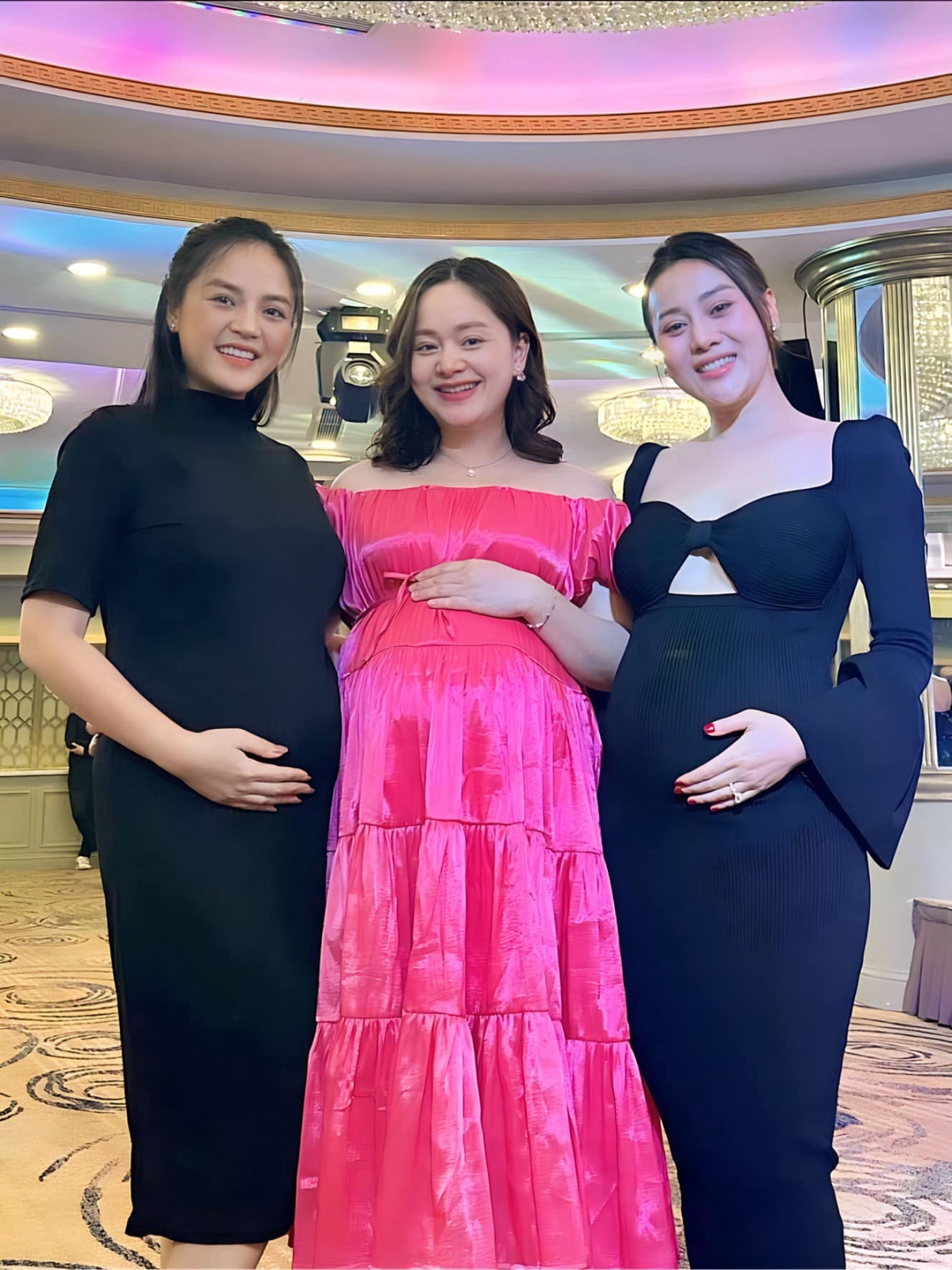 Thu Quỳnh trong lần hội ngộ với 2 bà bầu - diễn viên Phương Oanh và Lan Phương. Cả 2 cũng đã vừa vượt cạn thành công.