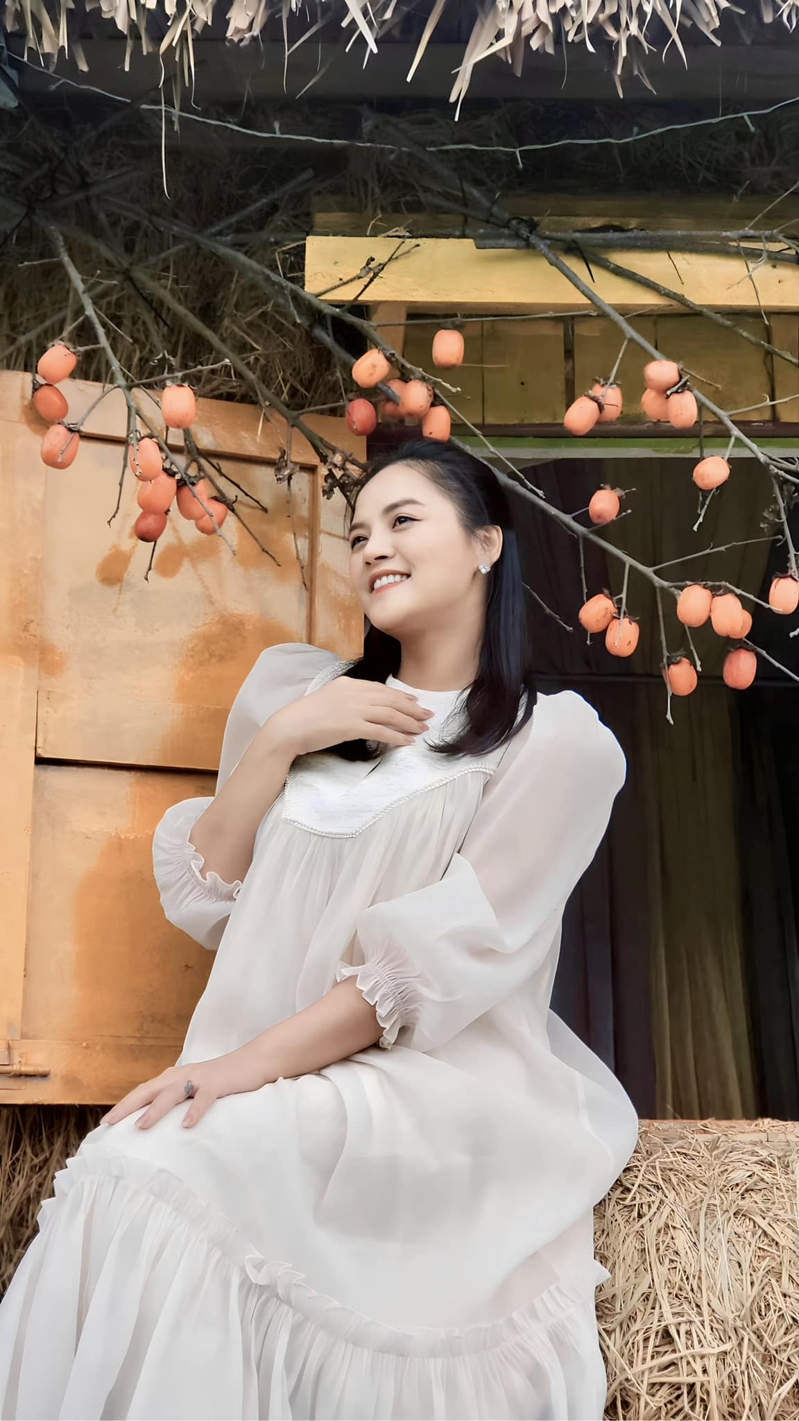 Cô lên tiếng: "Việc tôi có em bé là niềm vui của tôi và cả gia đình. Đó là lý do tôi muốn chia sẻ hạnh phúc của mình trên trang cá nhân, đến với những người yêu thương tôi. Nhưng việc chia sẻ này không đồng nghĩa với việc tôi phải công khai tất cả chuyện riêng của gia đình để thỏa mãn trí tò mò, tính hiếu kỳ của một bộ phận những người không có thiện chí".