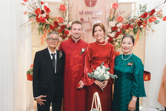 Tối 7/5, Minh Tú lần đầu chia sẻ hình ảnh về lễ ăn hỏi được tổ chức tại nhà riêng. Trong ảnh, lễ gia tiên được trang trí theo kiểu truyền thống, lấy màu đỏ làm chủ đạo. Minh Tú và Chris cùng mặc áo dài đỏ trông vô cùng đẹp đôi.