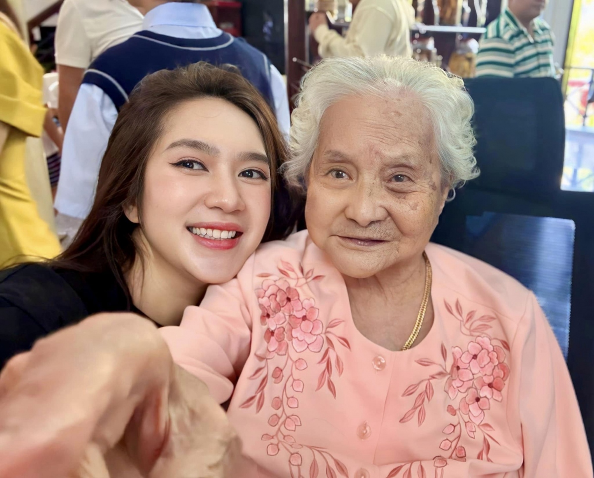 Minh Hà bên mẹ Lý Hải.