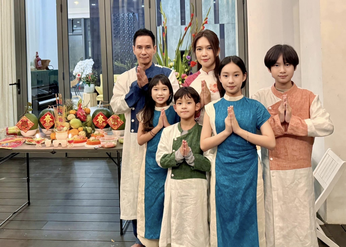 Minh Hà là mẹ bỉm tâm lý, là người bạn đồng hành với con, song song đó cô luôn ủng hộ phương pháp dạy nhóc tỳ của Lý Hải.