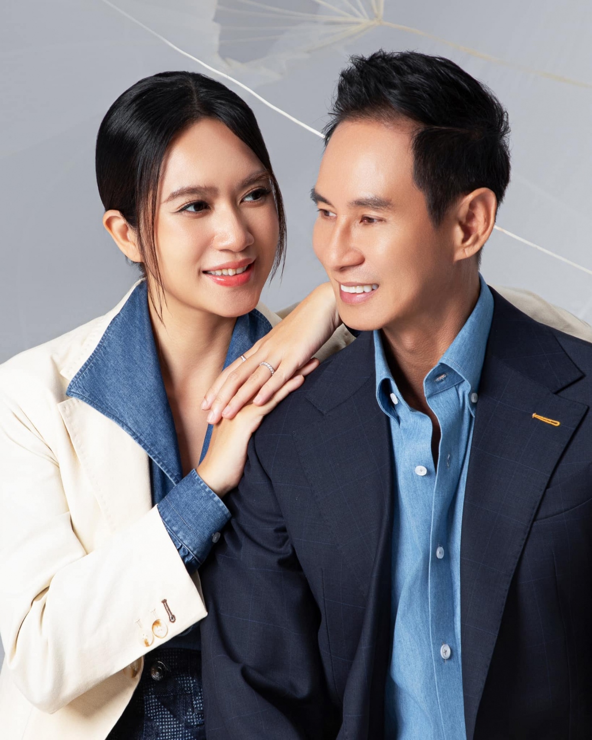 Lý Hải chia sẻ: "Trừ những lúc bận làm phim, tôi dành nhiều thời gian cho gia đình. Tôi cũng làm việc theo lịch học của các con. Khi các con đi học thì mình làm việc, các con đi học về là mình phải ngưng ngay để dành thời gian chơi với các con. Đến lúc các con đi ngủ, mình làm việc tiếp hoặc học bằng cách đêm nào cũng phải xem một bộ phim điện ảnh".