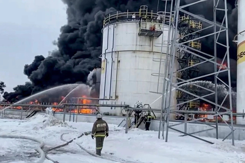 Ukraine thường xuyên tập kích vào các hạ tầng năng lượng của Nga. Ảnh: WSJ