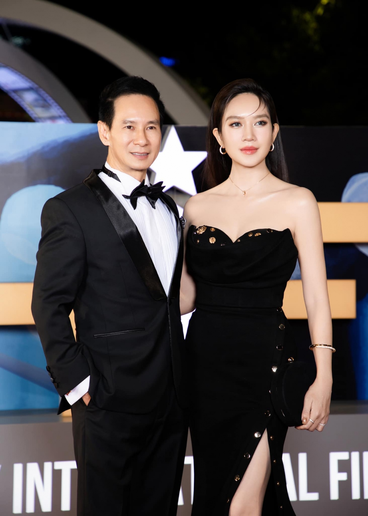 Chia sẻ với VOV.VN, Lý Hải cho biết, chưa bao giờ Minh Hà góp ý anh về vấn đề đầu tư. Khi anh động não viết một kịch bản nào đó, người đầu tiên duyệt kịch bản là Minh Hà. "Lúc đó, cô ấy góp ý những chỗ chưa hợp lý rồi tôi làm. Chứ Minh Hà không góp ý kiểu “Anh ơi làm vậy tốn tiền quá”. Lý Hải được thoải mái bay nhảy, thích làm gì thì làm. Nhưng tiền của mình bỏ ra, mình phải biết nên hay không nên đầu tư vào cảnh nào", anh chia sẻ.