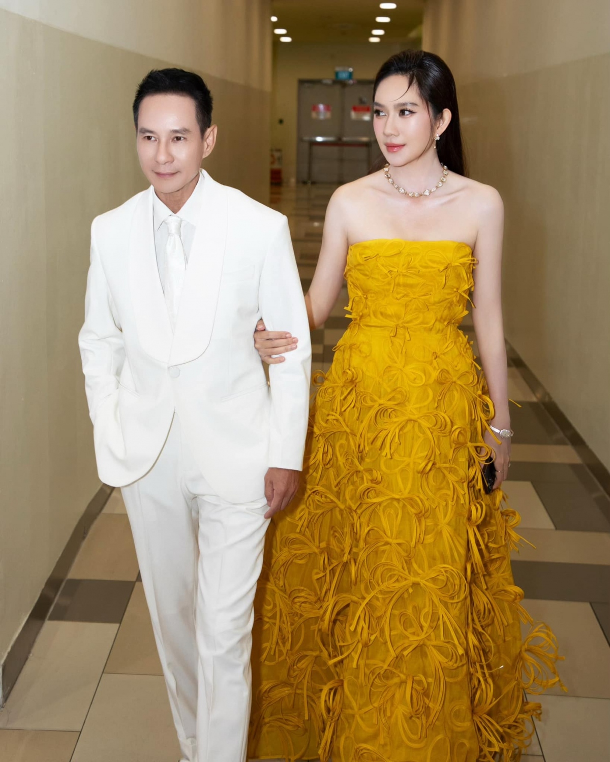 Những ngày qua, cặp đôi thường xuyên sánh bước trên hành trình quảng bá cho bộ phim mới "Lật mặt 7: Một điều ước". Cũng như những dự án phim trước, ở "Lật mặt 7", Lý Hải làm đạo diễn, Minh Hà đảm nhận vị trí nhà sản xuất.