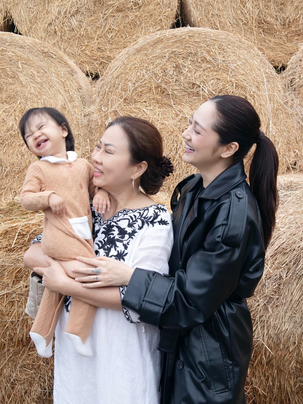Bảo Anh khoe hình ảnh đấng sinh thành trên trang cá nhân. Cô gọi khoảnh khắc bình yên và hạnh phúc bên mẹ cùng con gái Misumi là giây phút ý nghĩa, đáng trân trọng nhất cuộc đời. 'Biết ơn tất cả những gì đã đến trong hành trình sống này và cuối mỗi ngày xin chọn nụ cười phớ lớ', cô nói.