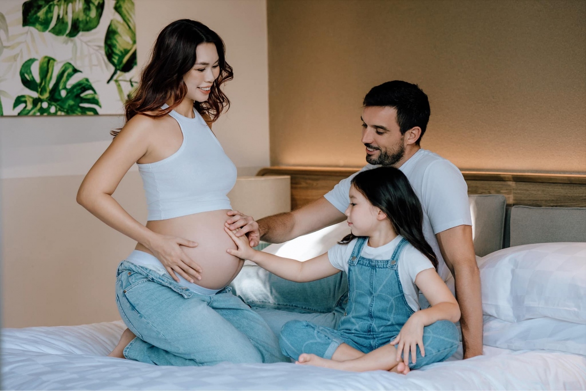 Ở tuổi 42, siêu mẫu Hà Anh có con đủ nếp, đủ tẻ. Cuộc hôn nhân viên mãn của cô với chồng Tây được nhiều người ngưỡng mộ.