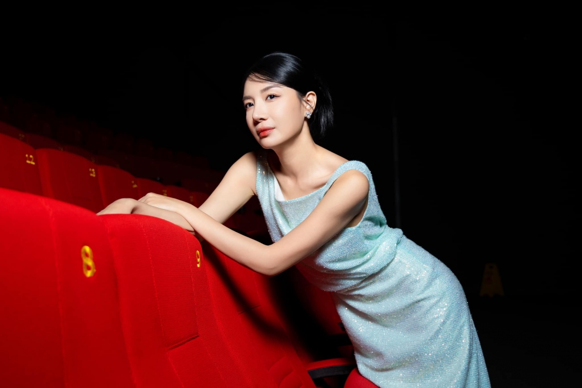 Trên trang cá nhân, Minh Khuê vừa chia sẻ bộ ảnh chụp đánh dấu tuổi 39. Nàng dâu cả trong "Lật mặt 7: Một điều ước của đạo diễn Lý Hải sở hữu nhan sắc xinh đẹp cùng vóc dáng mảnh mai.